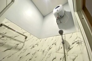 Bathroom - OYO 95180 Enshe Guest House Syariah (Semarang)