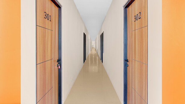Un couloir avec des portes numérotées 301 et 302, qui donnent accès à des pièces.