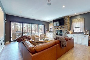 Smart TV - Updated luxury home with ensuite bedrooms, fireplace, & large deck w/ firepit (Flagstaff)