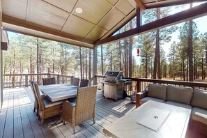 Outdoor dining - Updated luxury home with ensuite bedrooms, fireplace, & large deck w/ firepit (Flagstaff)
