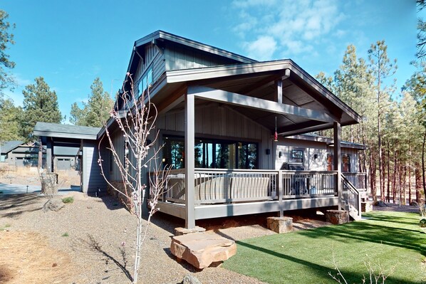 A modern two-story house with a covered porch and a stone foundation. - Updated luxury home with ensuite bedrooms, fireplace, & large deck w/ firepit (Flagstaff)