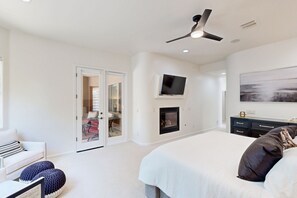 3 bedrooms, iron/ironing board, free WiFi, bed sheets - Luxurious remodeled home with gas fireplaces, patios, outdoor kitchen, & pool (Tucson)