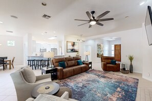 Smart TV, fireplace, books - Luxurious remodeled home with gas fireplaces, patios, outdoor kitchen, & pool (Tucson)