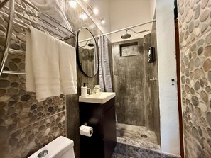 Hiustenkuivaaja, saippua, vessapaperi