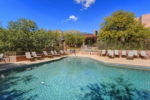 A heated pool - The perfect blend of comfort, convenience, and a touch of luxury at cozy condo (Tucson)