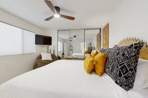 2 bedrooms, iron/ironing board, free WiFi, bed sheets - Bright and cheery home close to Coachella with pool & tennis on-site (Palm Desert)