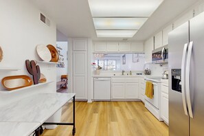 Refrigerador, microondas, horno y parrilla de estufa 