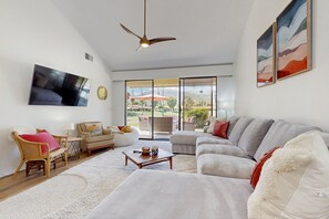 Smart TV, books - Bright and cheery home close to Coachella with pool & tennis on-site (Palm Desert)