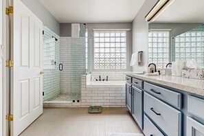 Shower, hair dryer, towels - Spacious home on the golf course with private pool, BBQ grill, remote workspaces (Phoenix)