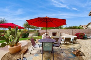 Outdoor dining - Spacious home on the golf course with private pool, BBQ grill, remote workspaces (Phoenix)