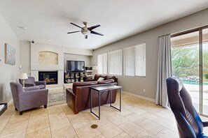 Smart TV, DVD player - Spacious home on the golf course with private pool, BBQ grill, remote workspaces (Phoenix)