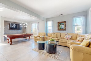 Smart TV, fireplace, books - Spacious escape with enclosed yard, outdoor living, pool table, & fireplace (Indio)