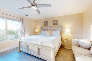 6 bedrooms, iron/ironing board, travel cot, free WiFi - Spacious escape with enclosed yard, outdoor living, pool table, & fireplace (Indio)