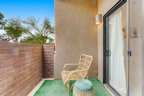 Terrace/patio - Vibrant, dog-friendly escape on bike path with washer/dryer, AC, pool, & hot tub (Tucson)