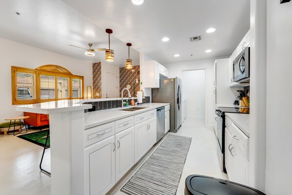 Fridge, microwave, oven, stovetop - Vibrant, dog-friendly escape on bike path with washer/dryer, AC, pool, & hot tub (Tucson)