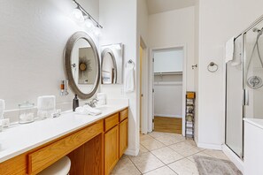 Shower, hair dryer, towels - Scottsdale Oasis – Poolside Paradise Near Golf, Shopping & Freeways! (Scottsdale)