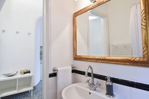 Shower, hair dryer, bidet, towels - Lucca, Corticella House: Romantic 17th-century house within the City Walls (Lucca)