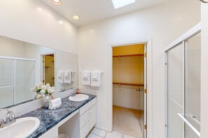 Shower, hair dryer, towels - Get ready to unwind in style at this stunning Tucson retreat, luxury and comfort (Tucson)
