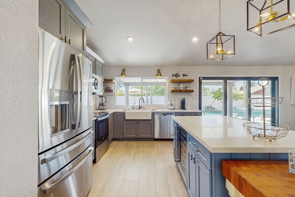 Fridge, microwave, oven, stovetop - Scottsdale Sun & Fun. A Poolside Paradise in a Peacefully Perfect Neighborhood! (Scottsdale)