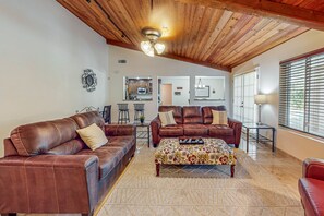 Smart TV, chimenea, reproductor de DVD y libros 