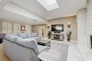 Smart TV, fireplace - Your perfect Scottsdale escape with a private pool, spacious layout, and parking (Scottsdale)