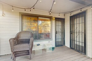 Terrace/patio - Family-Friendly Getaway with Fireplace, Washer/Dryer, & Balcony (Flagstaff)