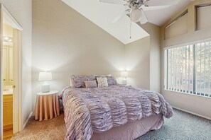 2 bedrooms, free WiFi, bed sheets - Family-Friendly Getaway with Fireplace, Washer/Dryer, & Balcony (Flagstaff)