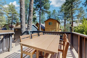 Outdoor dining - Updated Cabin w/ hot tub, wrap around deck, yard, & loft - 1 dog ok (Munds Park)