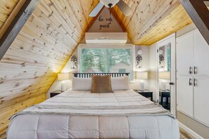 3 bedrooms, iron/ironing board, free WiFi, bed sheets - Updated Cabin w/ hot tub, wrap around deck, yard, & loft - 1 dog ok (Munds Park)
