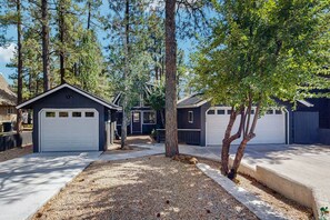 Exterior - Updated Cabin w/ hot tub, wrap around deck, yard, & loft - 1 dog ok (Munds Park)