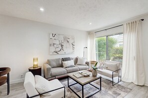 Smart TV - Sunny Comfort Meets Scottsdale Style – Your Perfect Desert Retreat Awaits! (Scottsdale)