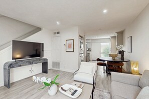 Smart TV - Sunny Comfort Meets Scottsdale Style – Your Perfect Desert Retreat Awaits! (Scottsdale)