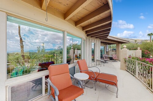 Charming Casita w/ shared pool, private patio, & mountain/valley view