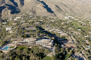 Exterior - Charming Casita w/ shared pool, private patio, & mountain/valley view (Tucson)