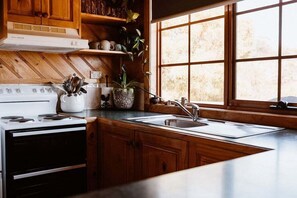 Fridge, microwave, oven, stovetop - The Cottage On Erythos - close to town (St Helens)