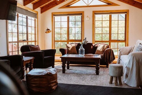 Cottage Grove - close to town & cute as a button