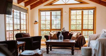 Cottage Grove - close to town & cute as a button