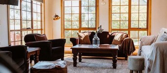 Cottage Grove - close to town & cute as a button