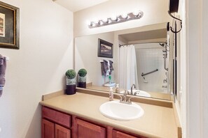 Shower, hair dryer, towels - Cozy and quiet condo in the friendly neighborhood of Scottsdale (Scottsdale)