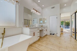 Shower, hair dryer, towels - Sunny Vibes & Mountain Views—Your Stylish Indian Wells Retreat for Fun, Relax (Indian Wells)