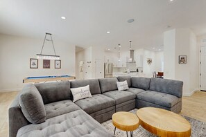 Smart TV, fireplace - Sunny Vibes & Mountain Views—Your Stylish Indian Wells Retreat for Fun, Relax (Indian Wells)