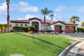 Exterior - Sunny Vibes & Mountain Views—Your Stylish Indian Wells Retreat for Fun, Relax (Indian Wells)