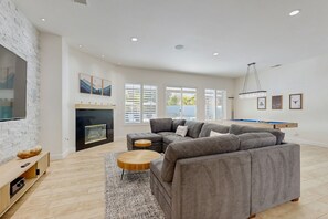 Smart TV, fireplace - Sunny Vibes & Mountain Views—Your Stylish Indian Wells Retreat for Fun, Relax (Indian Wells)