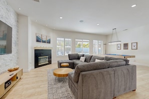 Smart TV, fireplace - Sunny Vibes & Mountain Views—Your Stylish Indian Wells Retreat for Fun, Relax (Indian Wells)