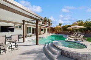 A heated pool - Sunny Vibes & Mountain Views—Your Stylish Indian Wells Retreat for Fun, Relax (Indian Wells)