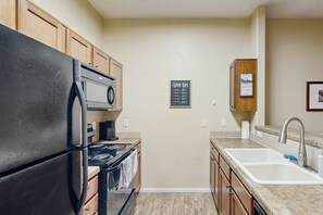Fridge, microwave, oven, stovetop - Charming Condo on 1st floor w/ pool & hot tub, central A/C, plus W/D (Tucson)