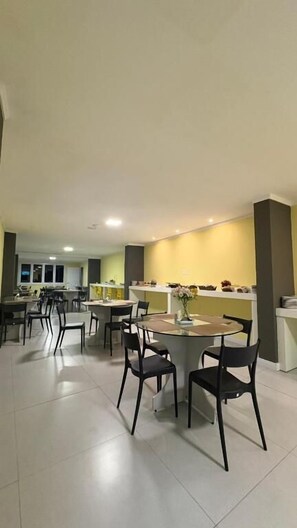 Dining - Oper smart hotel (Santa Maria)