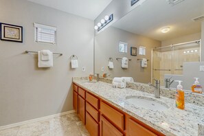 Shower, hair dryer, towels - Lovely Oro Valley condo with pool, hot tub, grill & fitness room (Oro Valley)