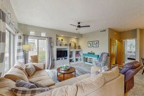 Smart TV, books - Lovely Oro Valley condo with pool, hot tub, grill & fitness room (Oro Valley)