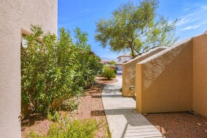 Property grounds - Lovely Oro Valley condo with pool, hot tub, grill & fitness room (Oro Valley)